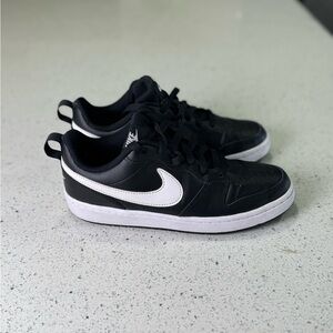 Nike Court Borough Low 2 youth 5Y